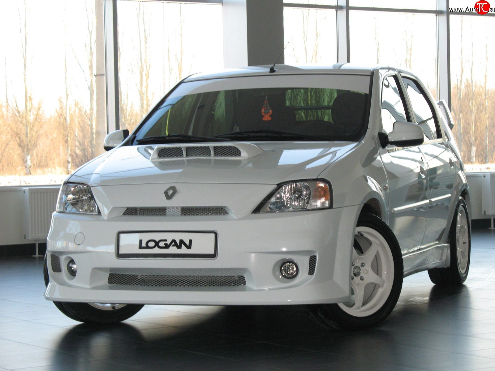 11 999 р. Передний бампер Power DM  Renault Logan  1 (2004-2010) дорестайлинг (Без сетки, Неокрашенный)  с доставкой в г. Владивосток