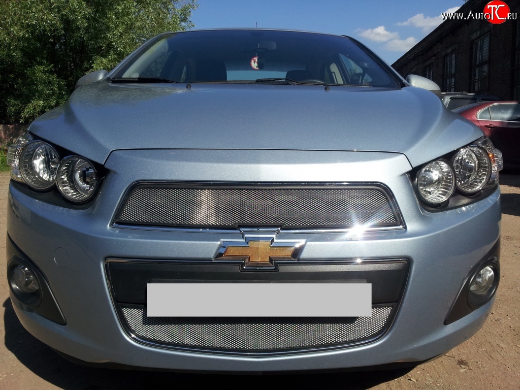 1 539 р. Сетка в решетку радиатора Russtal  Chevrolet Aveo  T300 (2011-2015) седан, хэтчбек (хром)  с доставкой в г. Владивосток