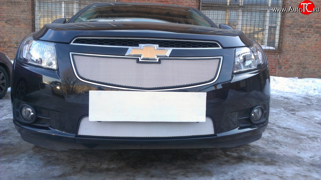 1 559 р. Нижняя сетка на бампер Russtal (хром)  Chevrolet Cruze ( J300,  J305) (2009-2015) седан дорестайлинг, хэтчбек дорестайлинг, седан рестайлинг, хэтчбек рестайлинг  с доставкой в г. Владивосток