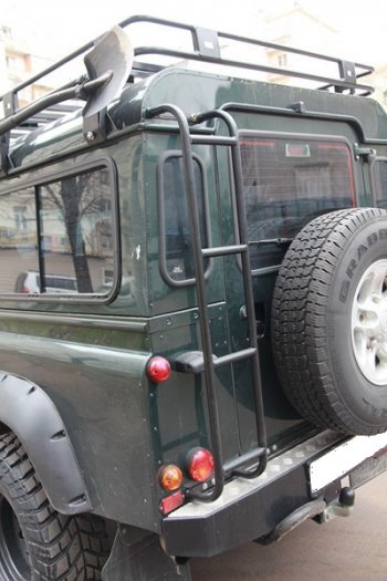 5 749 р. Лестница на крышу РИФ Land Rover Defender 110 1 L316 рестайлинг 5дв. (2007-2016)  с доставкой в г. Владивосток. Увеличить фотографию 2