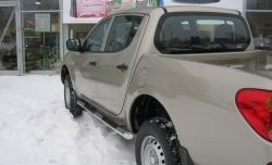 22 749 р. Защита порогов Russtal из трубы d76 мм с пластиковыми вставками для ног Mitsubishi L200 4  дорестайлинг (2006-2014) (Защита порогов с со скосами на торцах (вариант 1))  с доставкой в г. Владивосток. Увеличить фотографию 2