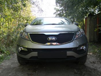 4 099 р. Защитная сетка в бампер (верх, ячейка 3х7 мм) Alfeco Стандарт  KIA Sportage  3 SL (2010-2014) дорестайлинг (Чёрная)  с доставкой в г. Владивосток. Увеличить фотографию 1