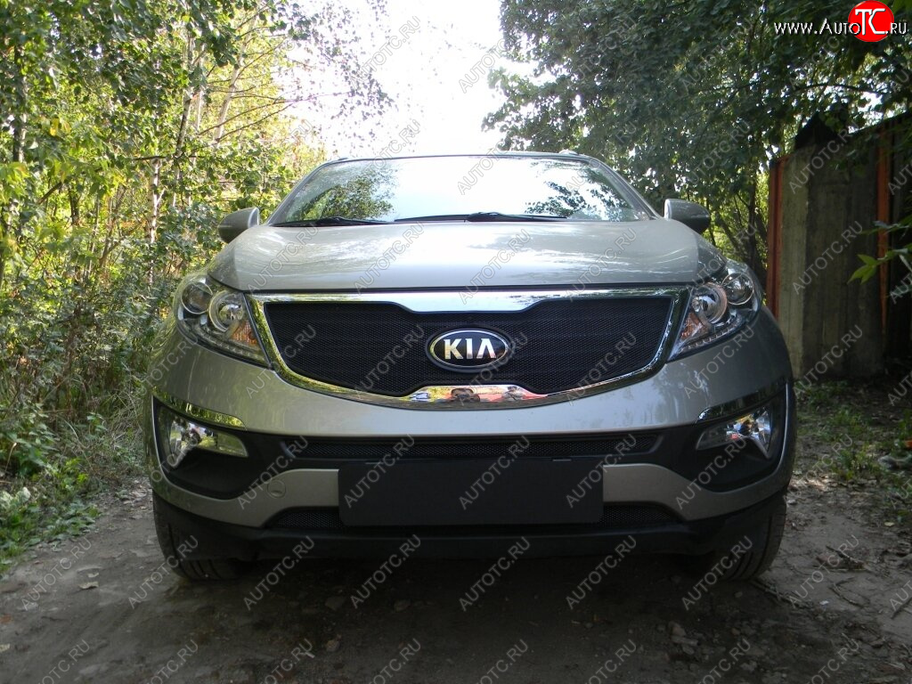 4 099 р. Защитная сетка в бампер (верх, ячейка 3х7 мм) Alfeco Стандарт  KIA Sportage  3 SL (2010-2014) дорестайлинг (Чёрная)  с доставкой в г. Владивосток