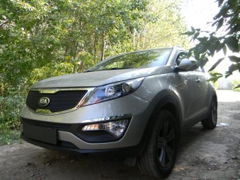 4 099 р. Защитная сетка в бампер (верх, ячейка 3х7 мм) Alfeco Стандарт  KIA Sportage  3 SL (2010-2014) дорестайлинг (Чёрная)  с доставкой в г. Владивосток. Увеличить фотографию 3