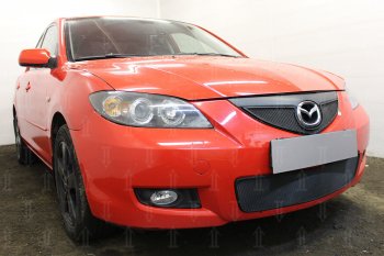 3 779 р. Защитная сетка в бампер (верх, ячейка 3х7 мм) Alfeco Стандарт  Mazda 3/Axela  BK (2006-2009) рестайлинг седан (Чёрная)  с доставкой в г. Владивосток. Увеличить фотографию 3