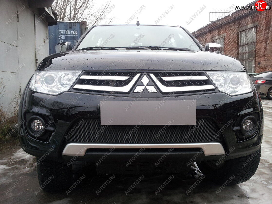 3 399 р. Защитная сетка в бампер (низ, ячейка 3х7 мм) Alfeco Стандарт  Mitsubishi L200  4 - Pajero Sport  PB (Чёрная)  с доставкой в г. Владивосток