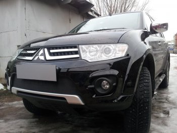 3 399 р. Защитная сетка в бампер (низ, ячейка 3х7 мм) Alfeco Стандарт  Mitsubishi L200  4 - Pajero Sport  PB (Чёрная)  с доставкой в г. Владивосток. Увеличить фотографию 3