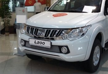 3 199 р. Защитная сетка в бампер (низ, ячейка 3х7 мм) Alfeco Стандарт  Mitsubishi L200  5 KK,KL (2015-2019) дорестайлинг (Хром)  с доставкой в г. Владивосток. Увеличить фотографию 2