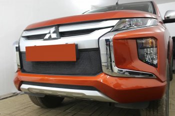 2 559 р. Защитная сетка в бампер (низ, ячейка 3х7 мм) Alfeco Стандарт  Mitsubishi L200  5 KK,KL (2018-2022) рестайлинг (Чёрная)  с доставкой в г. Владивосток. Увеличить фотографию 3