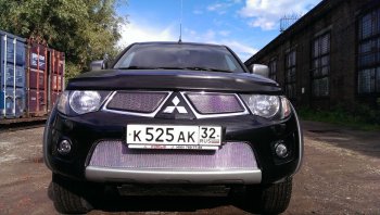 4 949 р. Защитная сетка в бампер (низ, ячейка 4х10 мм) Alfeco Премиум  Mitsubishi L200  4 (2006-2014)  дорестайлинг (Хром)  с доставкой в г. Владивосток. Увеличить фотографию 2