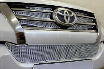 5 249 р. Защитная сетка в бампер (низ, ячейка 4х10 мм) Стрелка11 Премиум Toyota Fortuner AN160 дорестайлинг (2015-2020) (Хром)  с доставкой в г. Владивосток. Увеличить фотографию 2