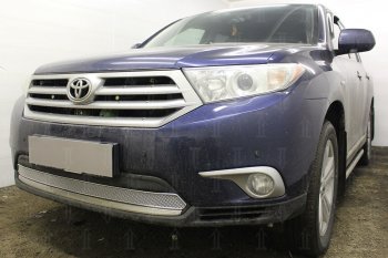 4 749 р. Защитная сетка в бампер (низ, ячейка 4х10 мм) Стрелка11 Премиум Toyota Highlander XU40 рестайлинг (2010-2013) (Хром)  с доставкой в г. Владивосток. Увеличить фотографию 3