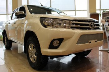 4 499 р. Защитная сетка в бампер (низ, ячейка 4х10 мм) Стрелка11 Премиум Toyota Hilux AN120 дорестайлинг (2016-2020) (Хром)  с доставкой в г. Владивосток. Увеличить фотографию 2