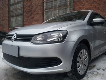 4 199 р. Защитная сетка в бампер (низ, ячейка 4х10 мм) Стрелка11 Премиум Volkswagen Polo 5 седан дорестайлинг (2009-2015) (Чёрная)  с доставкой в г. Владивосток. Увеличить фотографию 3