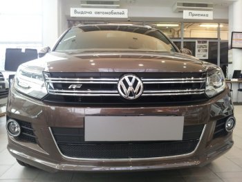 Защитная сетка в бампер (низ, ячейка 4х10 мм) Стрелка11 Премиум Volkswagen Tiguan NF рестайлинг (2011-2017)  (Чёрная)