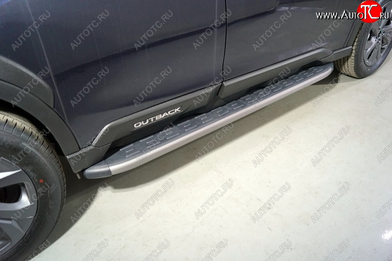 21 349 р. Пороги алюминиевые с пластиковой накладкой, ТСС Тюнинг  Subaru Outback  BT (2019-2024) универсал (карбон серые)  с доставкой в г. Владивосток