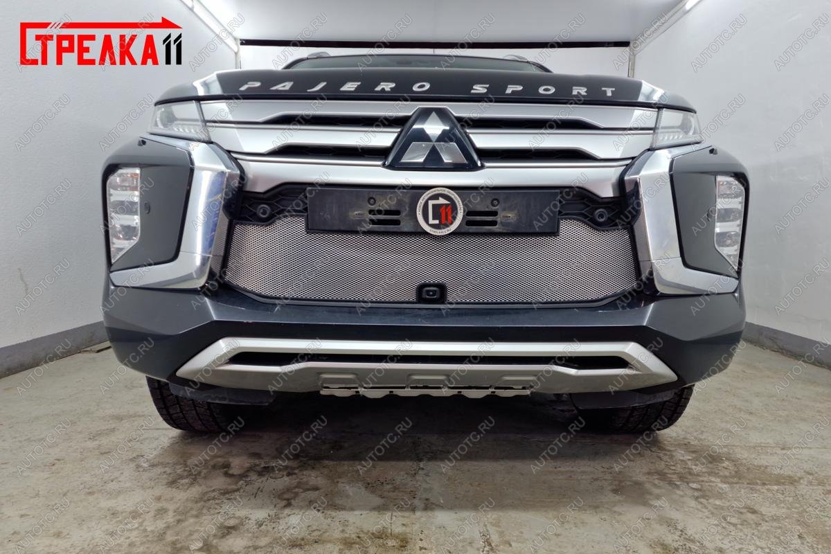 3 599 р. Защита радиатора (с камерой) Стрелка11 Стандарт  Mitsubishi Pajero Sport  QF (2019-2022) рестайлинг (черная)  с доставкой в г. Владивосток