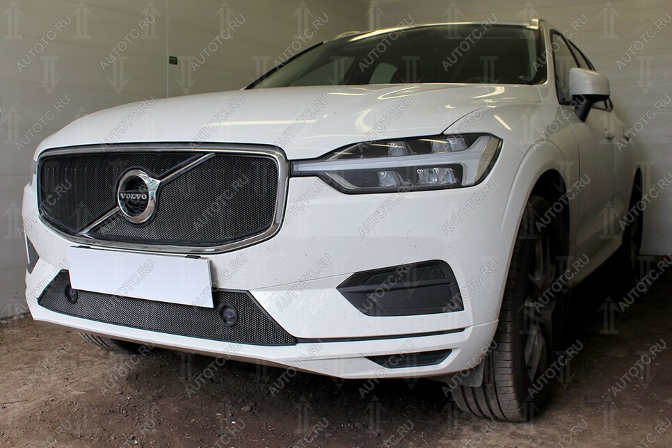 3 899 р. Защита радиатора (Inscription) (верх 2 части) Стрелка11 Стандарт Volvo XC60 (2017-2022) (черная)  с доставкой в г. Владивосток