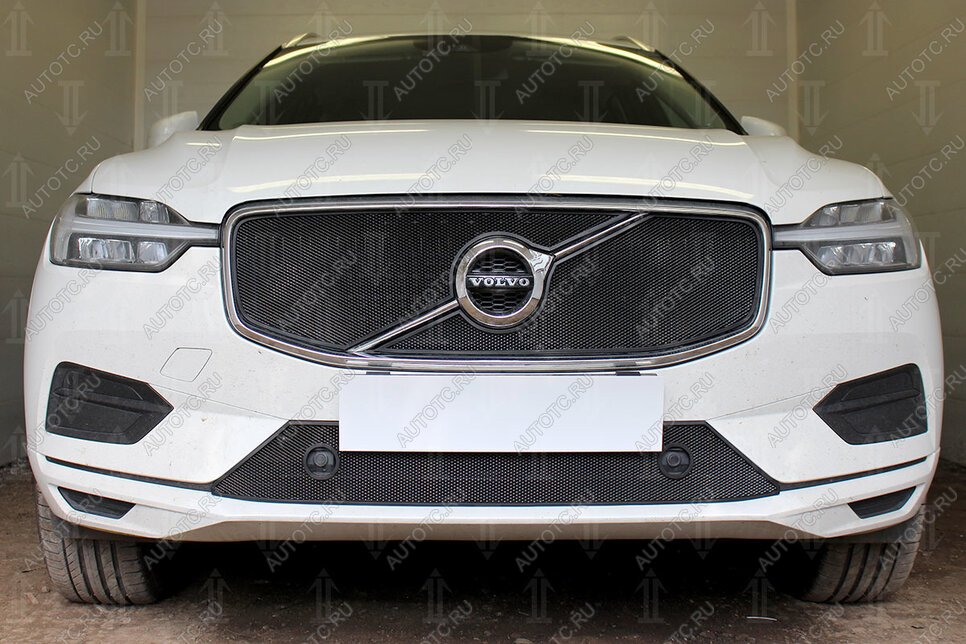 4 849 р. Защита радиатора (R-Design) (верх 2 части) Стрелка11 Стандарт Volvo XC60 (2017-2022) (черная)  с доставкой в г. Владивосток