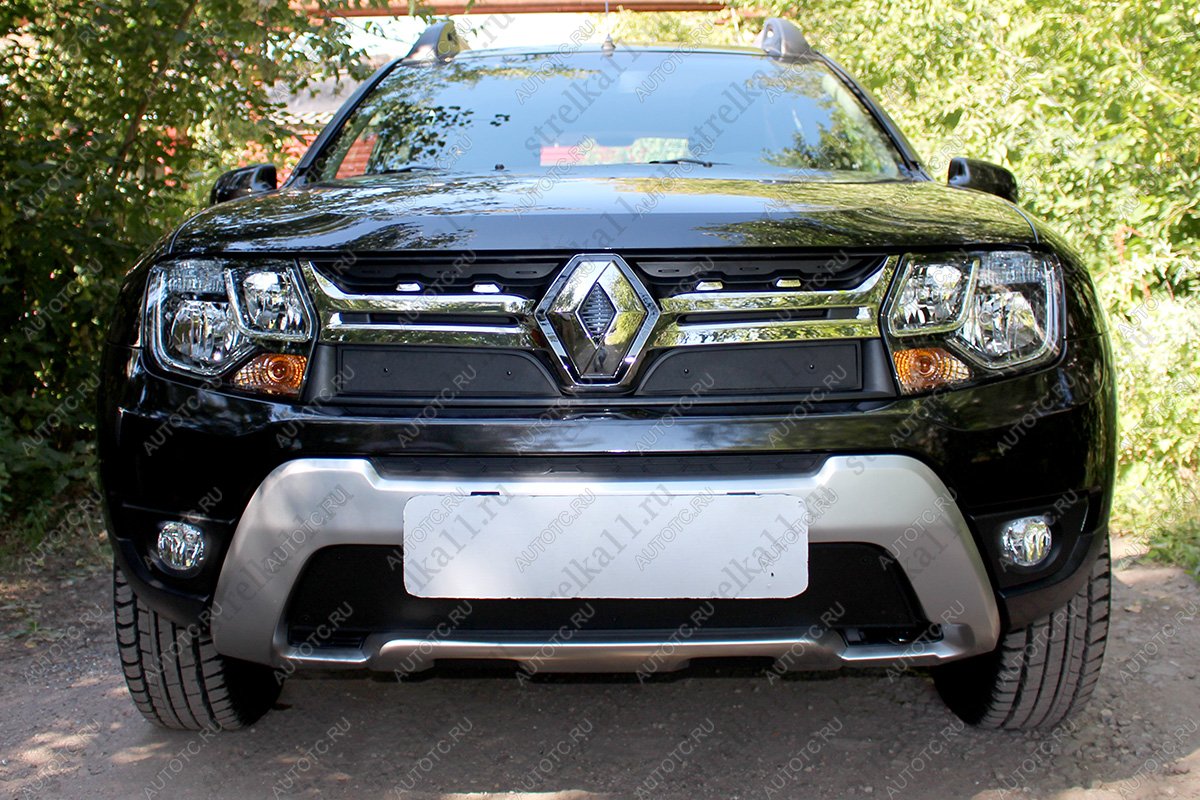 799 р. Зимняя заглушка решетки радиатора (верх) Стрелка11  Renault Duster  HS (2015-2021) рестайлинг (черная)  с доставкой в г. Владивосток