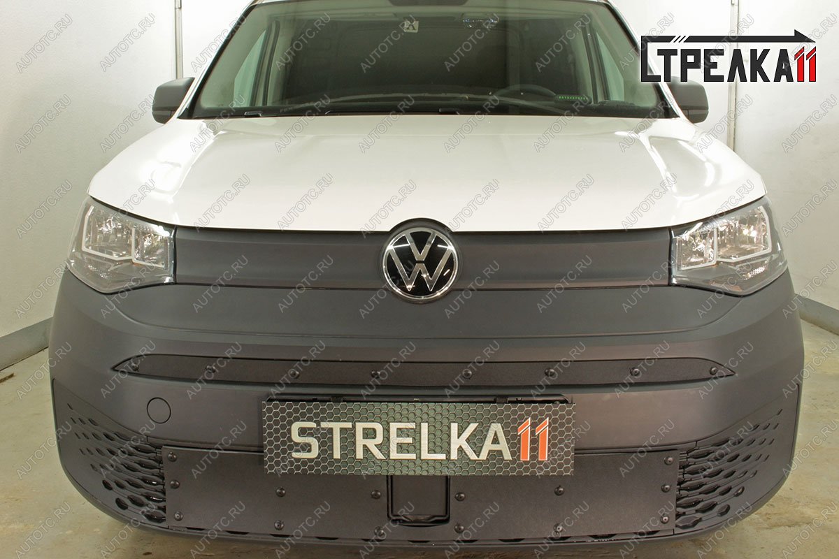 799 р. Зимняя заглушка решетки радиатора (верх) Стрелка11  Volkswagen Caddy (2020-2024) (черная)  с доставкой в г. Владивосток