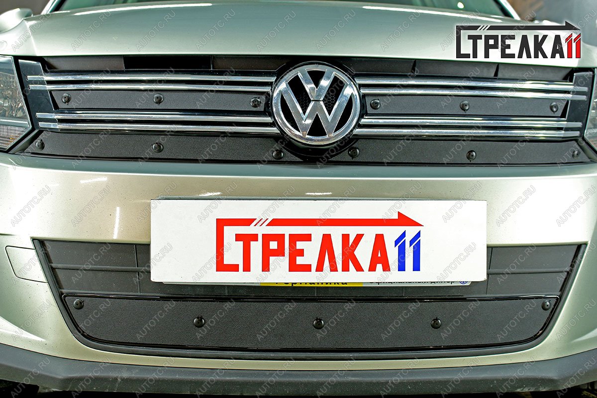 1 939 р. Зимняя заглушка решетки радиатора (верх 4 части) Стрелка11 Volkswagen Tiguan NF рестайлинг (2011-2017) (черная)  с доставкой в г. Владивосток