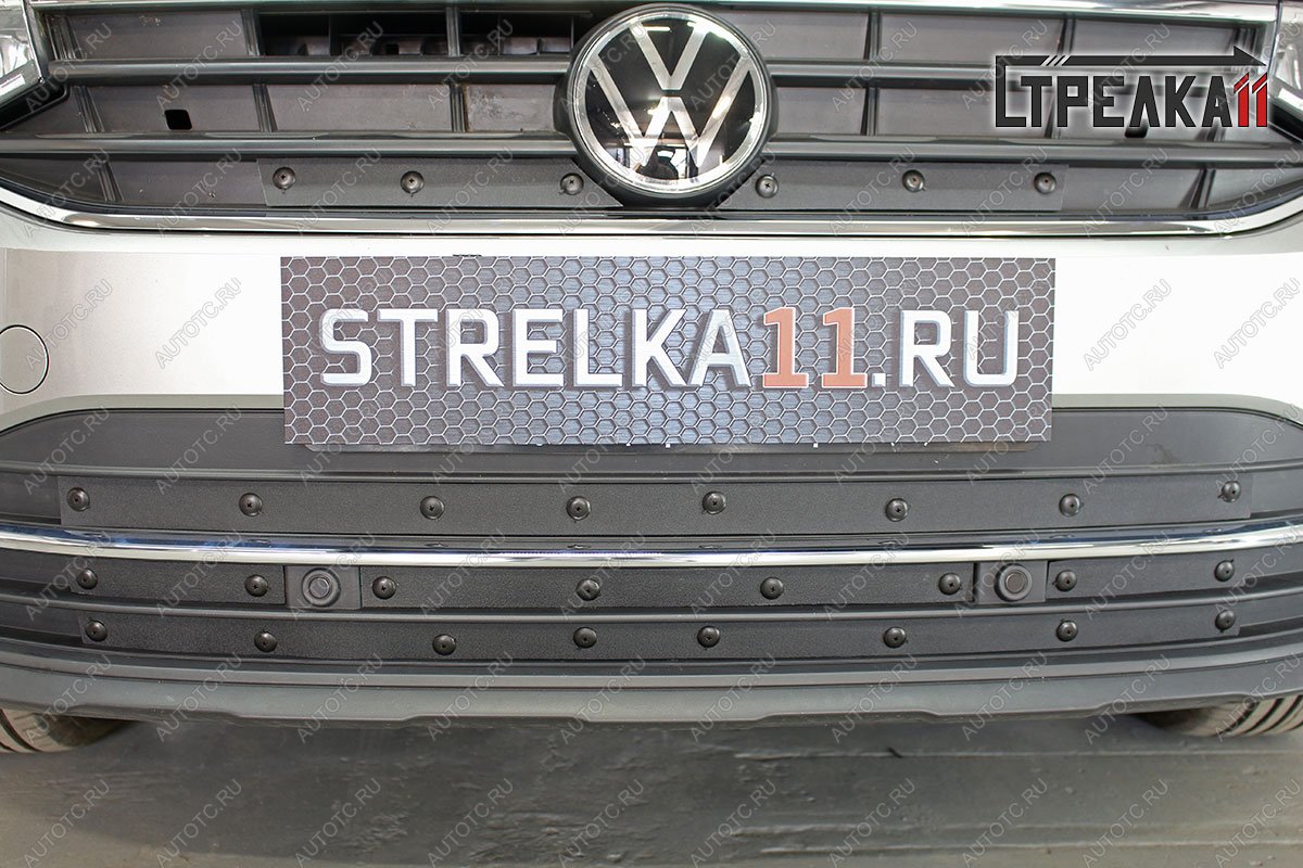 799 р. Зимняя заглушка решетки радиатора (верх) Стрелка11  Volkswagen Tiguan  Mk2 (2020-2022) рестайлинг (черная)  с доставкой в г. Владивосток