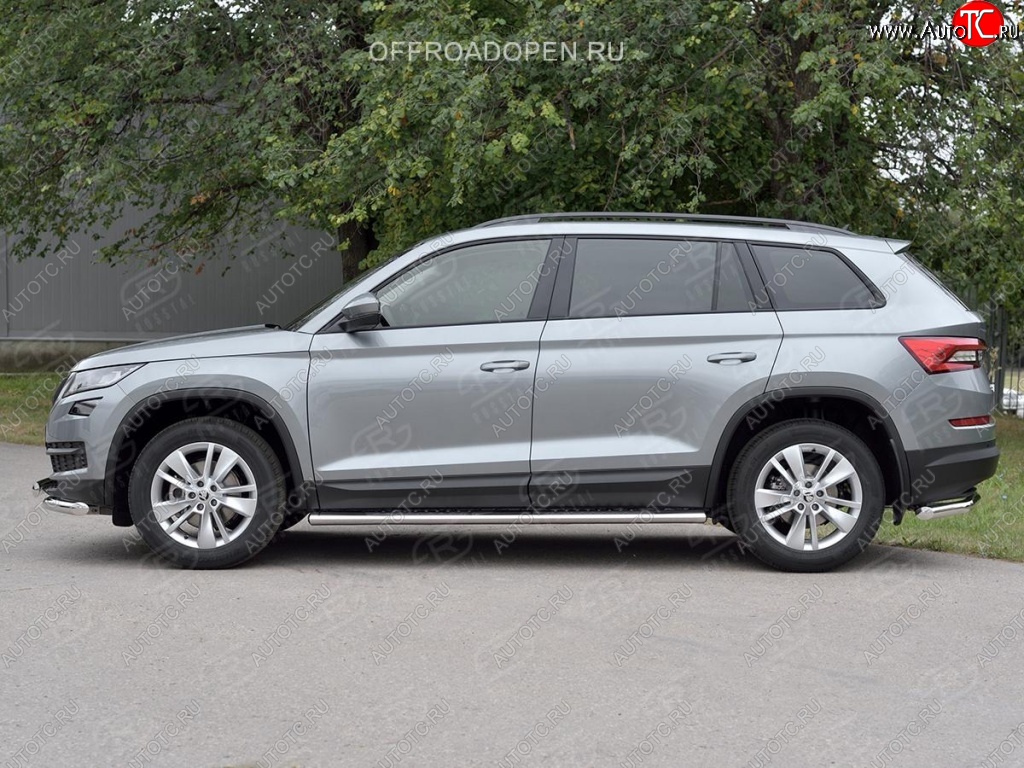 31 649 р. Порожки для ног (Ø120х60 мм с проступью, нержавейка) Russtal Skoda Kodiaq NU7 дорестайлинг (2017-2021)  с доставкой в г. Владивосток