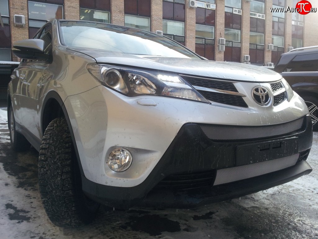 1 539 р. Нижняя сетка (для комплектации Стандарт) на бампер Russtal (хром)  Toyota RAV4  XA40 (2012-2015) 5 дв. дорестайлинг  с доставкой в г. Владивосток