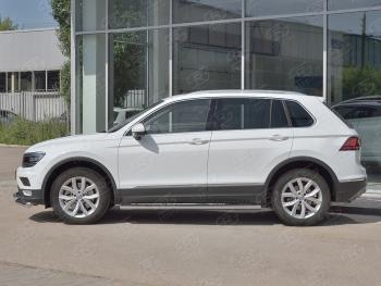 31 649 р. Защита порогов (Ø120х60 мм с проступью, NOT R-LINE) Russtal Volkswagen Tiguan Mk2 рестайлинг (2020-2022) (полированная нержавейка)  с доставкой в г. Владивосток. Увеличить фотографию 2